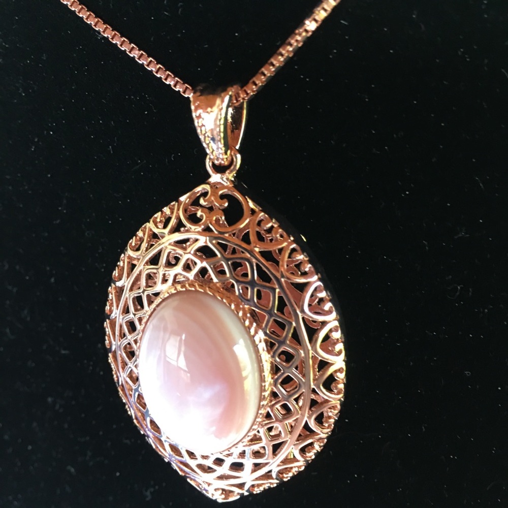 Mother of Pearl Necklace in Rose Gold Tone - Picture 4 of 10